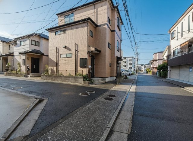 【前面道路】　前面道路は幅にゆとりがあり、車の出し入れもスムーズで日々の暮らしに安心感を与えます。