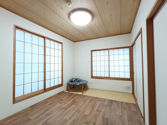 【和室6帖】　リビング脇の和室です。現在クッションマットを敷いてお使いです。（固定されていないため、取り外し可能です）