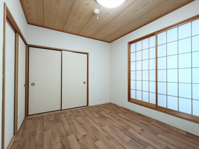 【和室6帖】　明るく開放的な和室は、ご家族のくつろぎスペースに。冬にはこたつを囲んで、ゆったりとした時間を楽しめます。