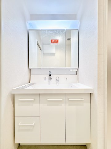 収納付き洗面化粧台で、タオルや洗剤もすっきり。