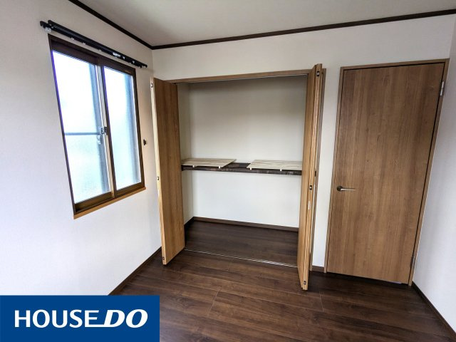 各部屋ごとに収納がございます。
