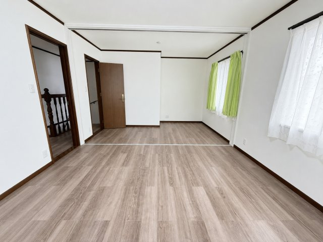 約7帖の洋室は隣接する約4.25帖の洋室とつなげることもでき、用途に応じ利用が可能です。主寝室としてやお子様の成長に合わせた個室など、ライフスタイルに合わせて柔軟に使い分けられる便利な空間です。