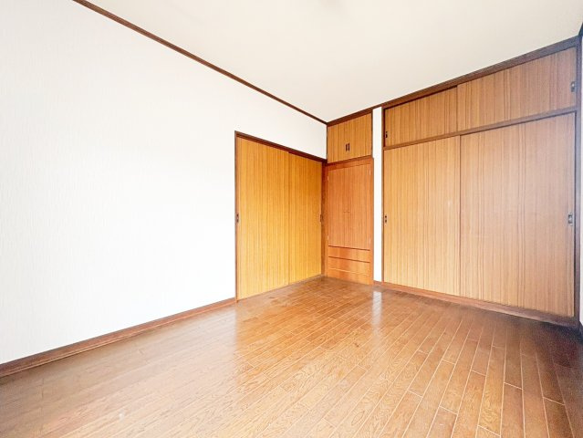 ◆室内はいつも明るい印象なので気持ちの良い朝を迎えられます。各部屋にはクローゼットを完備しており、収納が多いお家はすっきりして快適空間です。