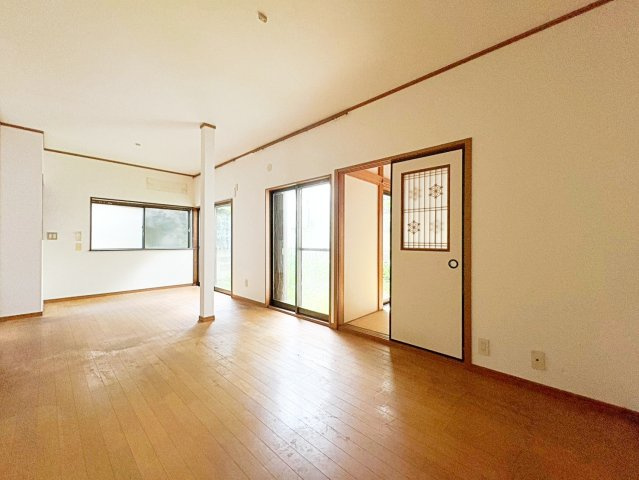 ◆ご家族の会話がはずむ、開放的なＬＤＫです。休日はお陽さまの光をたっぷりととりこめるぽかぽかリビングで過ごしませんか？