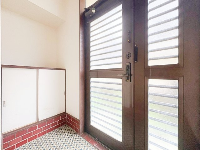 ◆光の渦が溢れた明るい玄関ホール。「おかえり」と「ただいま」が交差するお家の顔とも言える場所は爽やかで心地良い空間となっています。すっきり片付いた玄関で来客時にも自信が持てそう。