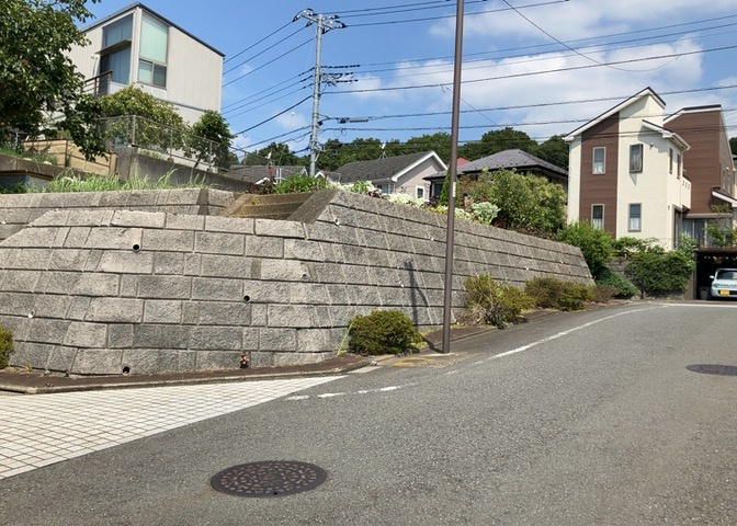 土地の形が極端に長細かったり、狭小地、あるいは道路との高低差がある傾斜地だった場合、後々売ろうとしても買い手がつかない場合もあります。後々、売却することになった時に価値の下がらない土地を選びましょう。