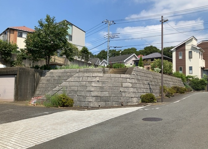 土地の面積＝住宅面積ではありません。建ぺい率の問題などで、土地のある場所によって住宅を建てられる面積は限られています。高さもしかり、「土地」という言葉の中には、建築条件も含まれると考えておきましょう。