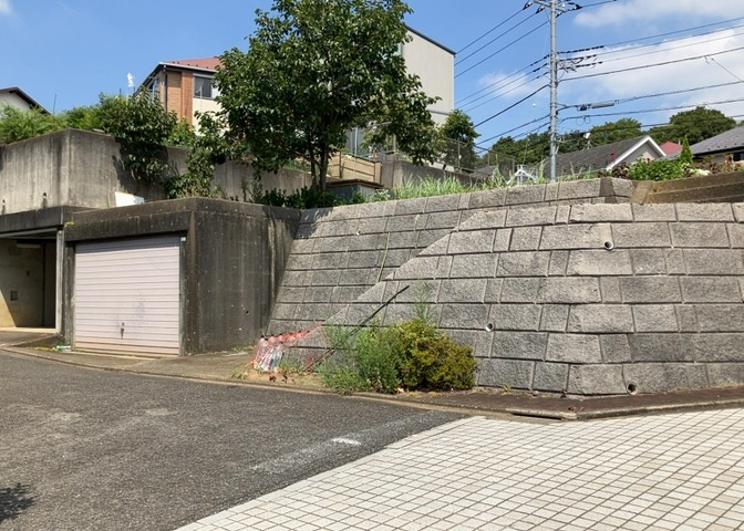 家を建てる場合、方位は要チェックです。現実的に日当たりのよい家ならばリビングは南側、建築基準法でも北側に当たる家への配慮は求められています。土地を見学に行く際は、方位磁針を持って行くようにしましょう。