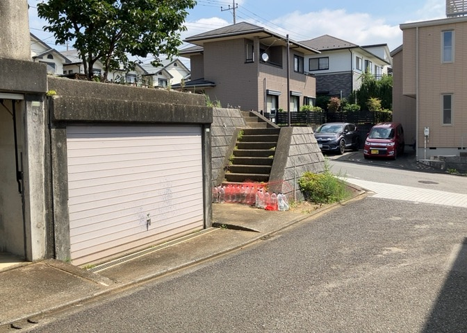 土地を買う際、住む地域の自治体や福祉の補助制度にも注目してみましょう。子供や老人の医療補助やゴミ出しのルールなど、自治体によってルールに大きな違いがあるため、暮らしやすい土地で判断するとよいでしょう。