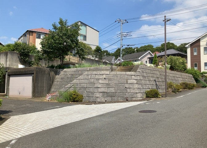 土地の前の道路に消火栓が設置されていることがあります。この場合、道路交通法第45条第1項により、駐車禁止の場所が指定されています。そのため、車庫などの駐車スペースをつくることができない場合があります。