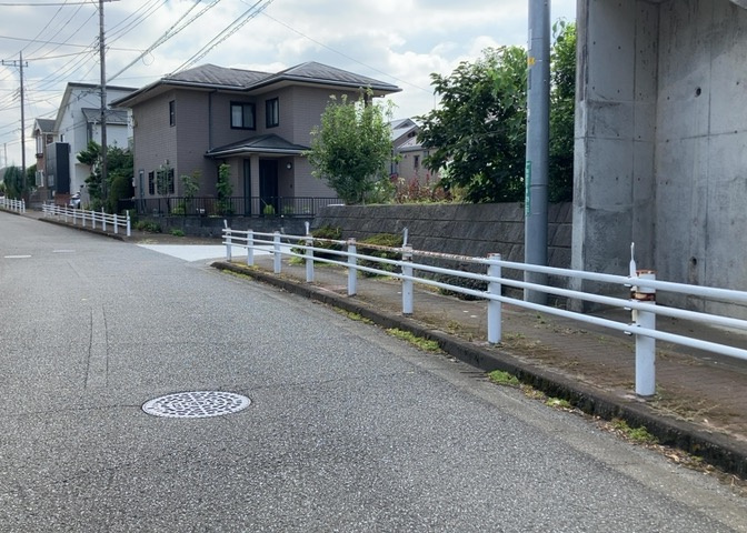 現地に行くなら、物件の周囲の地形がどうなっているかを見ることも大切です。周辺より低くなっている土地では、大雨などで水が集まりやすいため、地盤が弱くなっているということも考えられるため、注意が必要です。