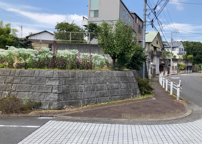 土地購入を検討されている場合、境界杭がない状態で購入してしまうと境界確定測量をする必要があり、費用がかかります。購入の前に、売主、隣土地所有者立ち合いのもと境界を確定し境界杭を設置するのがベストです。