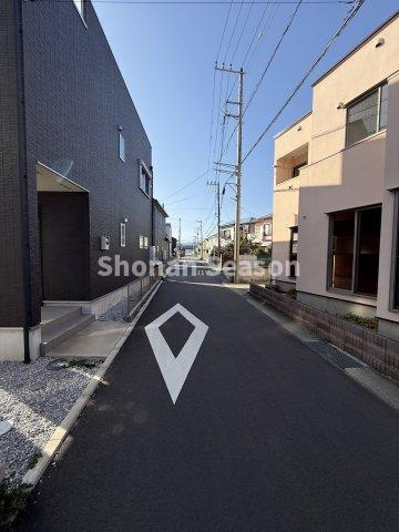 小学校近く、コンビニ（徒歩4分）暮らしやすさもお墨付きですよ♪