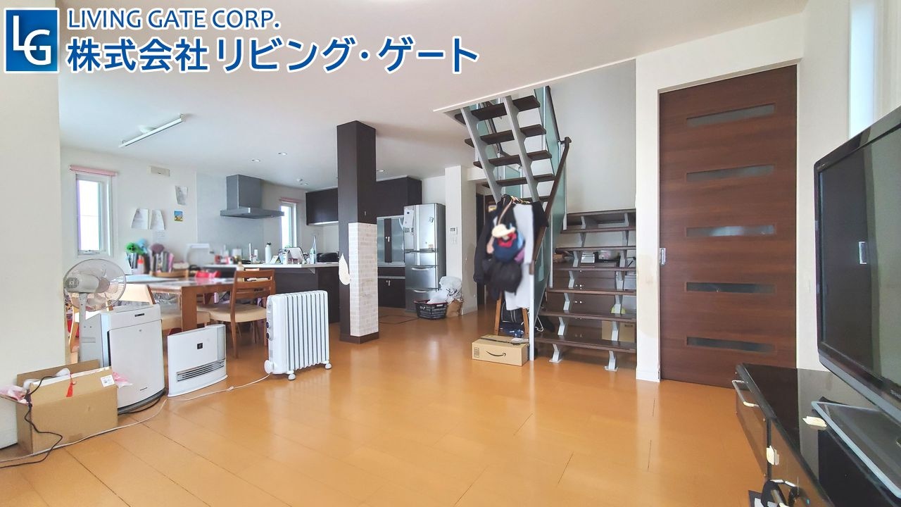 25.4帖の広々リビング　デザイン階段がとてもお洒落なリビング