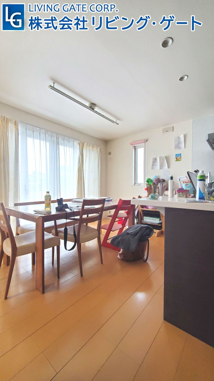 フルオープンサッシから明るい光が燦燦と入るダイニング部分