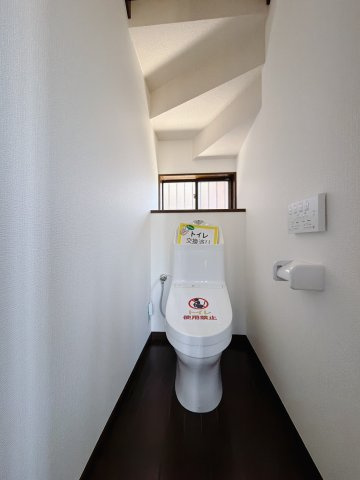 ■トイレ｜1階と2階にトイレがございます♪壁には小物を置けるスペースがあるのでトイレットペーパーのストックを置いておくのにも便利です♪写真などを飾ってもおしゃれですね♪