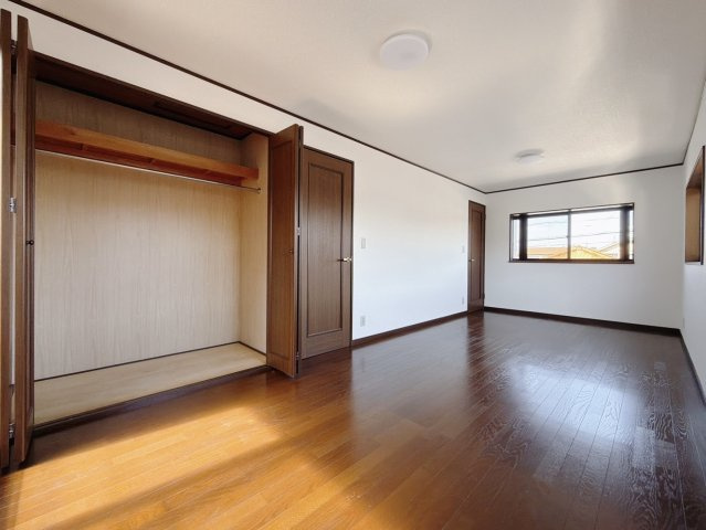 ■洋室｜ダブルベッドを置いても充分な広さを2Ｆのお部屋に設けております。お子様と家族みんなで寝るのも夢じゃありません♪窓からは光が差し込むので日中でも明るいお部屋です。