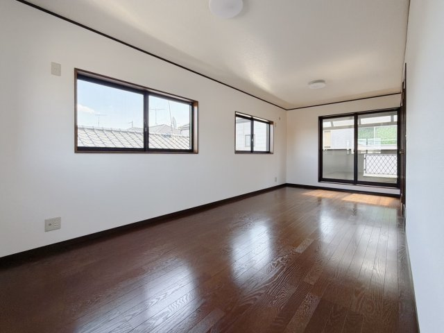 ■洋室｜「今日も一日お疲れ様」とご夫婦でゆったりくつろげる寝室。毎日の家事やお仕事に疲れた日はフカフカのベットで癒されてください。テレビや本棚をおいても快適な広さなのが自慢のお部屋です♪
