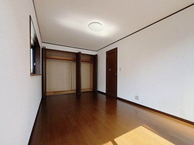 ■洋室｜ママ友が来ても子供達には子供部屋で遊んでいてもらうことができます。ママ達はリビングで楽しくおしゃべりに華を咲かせながら気兼ねなく盛り上がれます♪