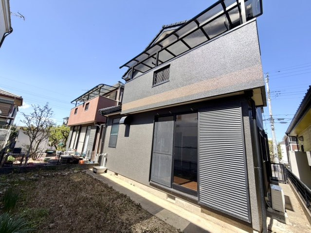 ■外観｜南西側のお庭なので暗くなりがちな夕方も明るい印象にしてくれます♪道路から離れたお庭なのでお子様が外で遊ぶ際も安心です♪リビングからお庭が見える子育て世帯にも嬉しい設計です♪