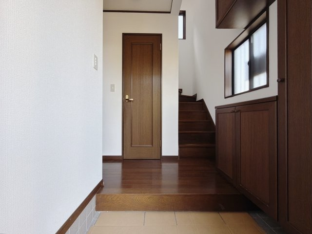 ■玄関｜毎日の「いってらっしゃい」や「お帰りなさい」を大切なご家族と過ごす玄関は〈使いやすさ〉を追求しております。玄関横の物入は急な来客時でもさっとお片付けできるスペースを確保しています。