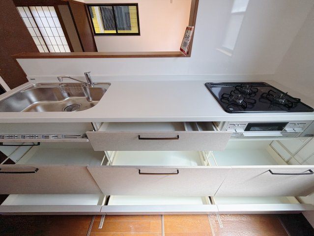 ■キッチン｜大きなお鍋や調理用具のも出し入れラクラクなスライド収納がたっぷり！毎日使う場所だからこそ、無理のない姿勢で作業できるのは嬉しいポイントですね(*＾＾*)♪