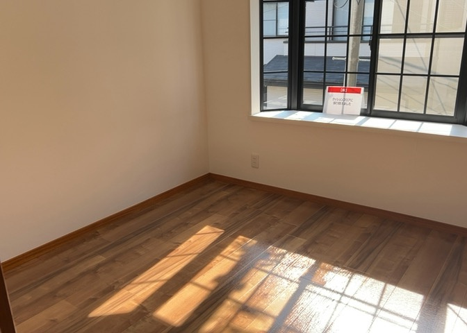 洋室のメリットは重い家具が置きやすく、身の回りが整理しやすいことです。　床がフローリングのため畳とは異なり凹みにくいです。　クローゼットなど収納が豊富で、普段使わない旅行カバンや服の整頓も簡単にです。