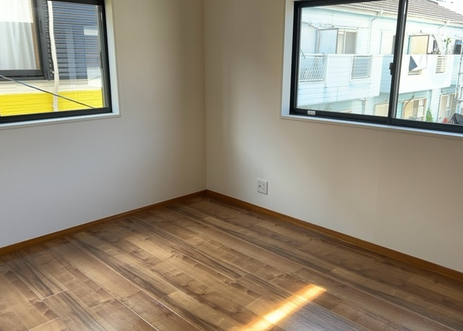寝室でゆっくりと過ごすためにはベッド周りの適度な空間を担保することや窓の位置、照明の明るさ、寝室の広さなどを考える必要があります。自身や家族の構成とライフスタイルに併せて寝室にする部屋を選びましょう！
