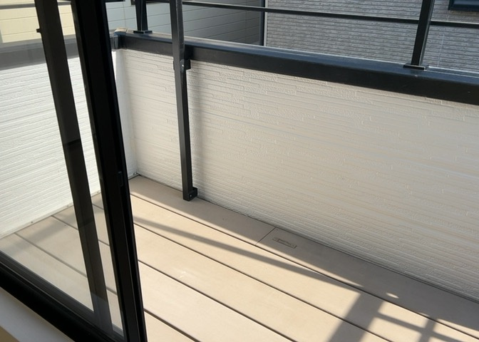 バルコニーは、室外の専用スペースのうち、「屋根がなく開放された空間」であるものを指します。ベランダより広いタイプのものが多く、日当たりもよいため家庭菜園などを楽しみたい人にとって適した環境となります。