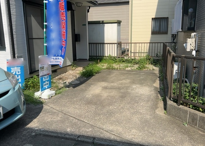 駐車場と明記されていても、最小スペースでつくられた駐車場だと大型車は駐車できなかったり、出入りしにくくなったりする可能性があります。お車のサイズと購入したい物件の駐車場のサイズを現地で確認しましょう。