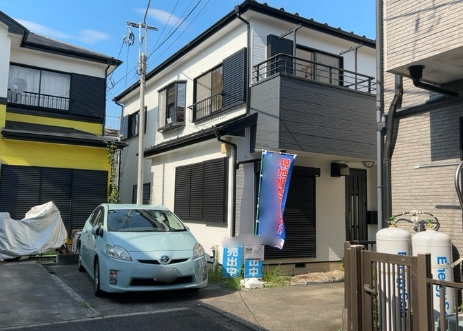住宅用の土地では前面道路に2m以上接していなければならないと法律で定められています。しかし、お持ちの車のサイズやライフスタイルなどにより、2mでは利便が悪い場合もございますので、事前に確認しましょう。
