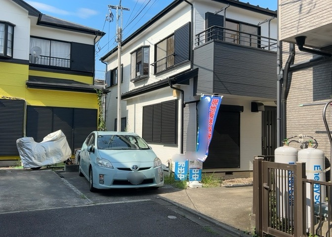 お持ちの車種によっては前面道路が広い方が便利でしょう。しかし、前面道路が広ければその分交通量が多くなるため、騒音などが気になる場合があります。実際に現地を見学し、周辺交通量や騒音などを確認しましょう！
