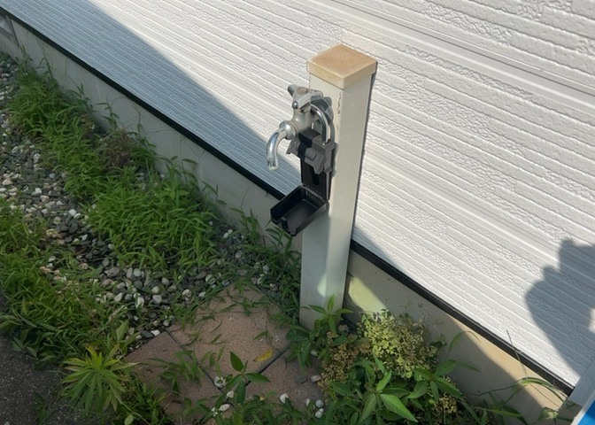 敷地内に散水栓や立水栓があると便利です。水道水を直接利用できるため、水を運ぶ手間を省くことが出来ます。大量の水を必要とする洗車作業や清掃などに役立ちます。その他設備とあわせて、現地でご確認ください。
