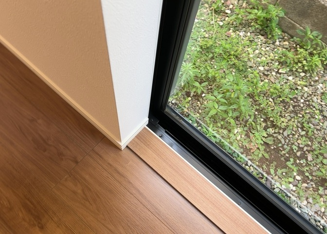 サッシは、ガラス窓に使用される金属製の窓枠です。一般的に住宅建築では、金属製建具工事の段階でガラス類・玄関などと同時に設置されます。種類や構造により断熱性能や遮音性能が異なるので現地でご確認ください。