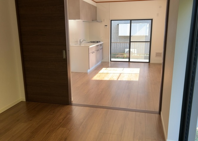 直線タイプはLとDKを一直線に並べた形で対面キッチンのタイプです。一般的なのでよく見かけるかもしれません。直線タイプに似た直接アイランドタイプは、キッチンとダイニングの間に壁がない分広く感じられます。