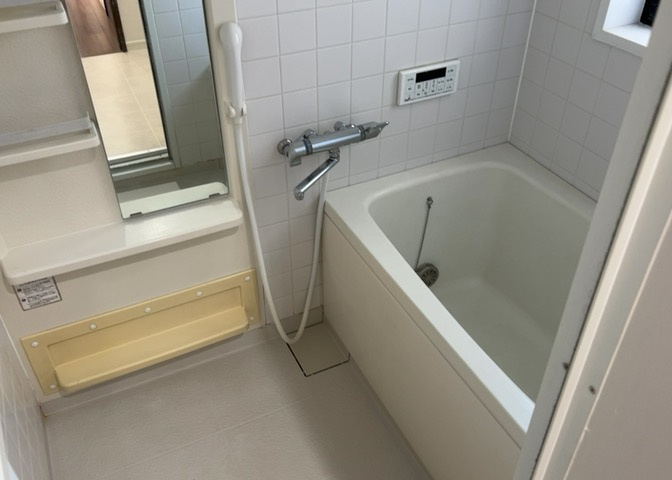 入浴時の快適さも大事なことですが、綺麗な状態を維持できなければ気持ちよく入浴できません。毎日の掃除が楽という点は大事なポイントになります！カビが生えにくく掃除がしやすい、壁や浴槽を選ぶといいでしょう。