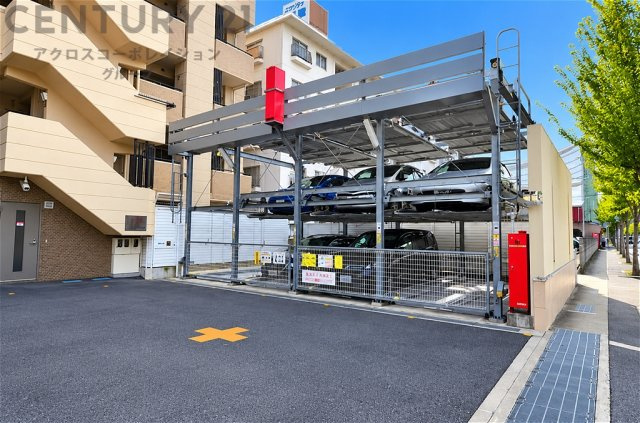 敷地内には機械式駐車場を完備！大切なお車を駐車できるスペースが確保されています。建物に隣接した配置で、お車でのお出かけやお買い物にも便利。整備された駐車場で、快適なカーライフをサポートします。