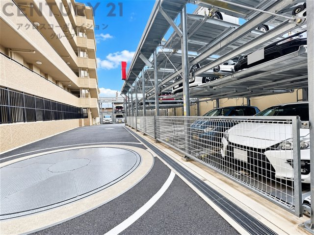 敷地内には機械式駐車場を完備。大切なお車を駐車できるスペースが確保されています。車の出し入れに便利なターンテーブルも設置されており、敷地内はきれいに整備されています。快適なカーライフをサポートします。