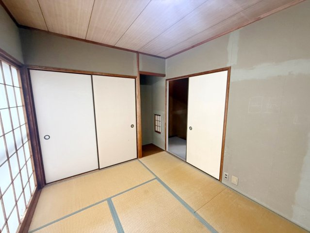 来客時の寝室や家事スペースなど、多目的に使える和室。畳ならではの柔らかさと調湿性で、季節を問わず快適に過ごせる便利な一部屋です。　