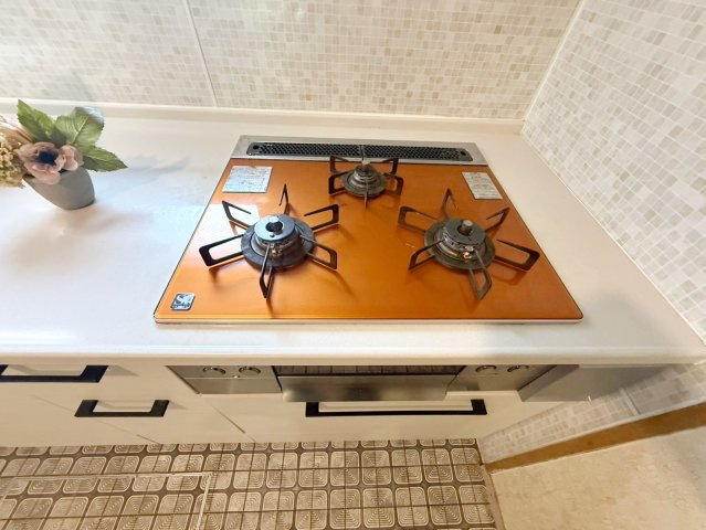 多数の調理器具を同時に使用でき、料理の効率化が可能。省エネで節約になり、様々な料理スタイルに適応できます。また、火力調整が独立しており、手入れや掃除もしやすく、今よりもっとお料理が楽しくなるかも。　