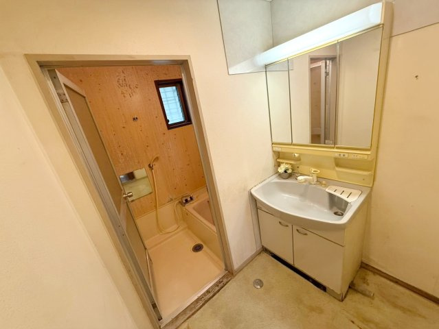 温水洗浄便座付トイレは温水洗浄機能により、暖かい水でおしりを洗浄することができ、冷たい水を使う従来の便座に比べ、温水洗浄機能で暖かいトイレを提供し、快適な使用を可能にします。　