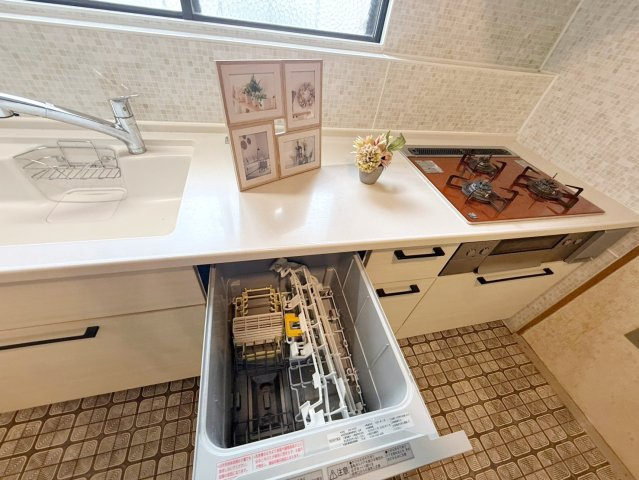 手洗いに比べて時間や労力を節約できることです。また、高温のお湯で洗浄されるため、雑菌や細菌を殺菌する効果もあります。さらに、乾燥機能があるため、手で拭く手間も省け衛生的に保管できます。　