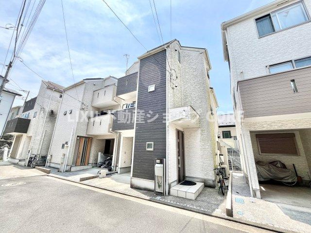 前面道路は閑静な住宅地をはしる車通りの少ない道路。お車の出し入れが苦手なママや小さなお子様にも安心　