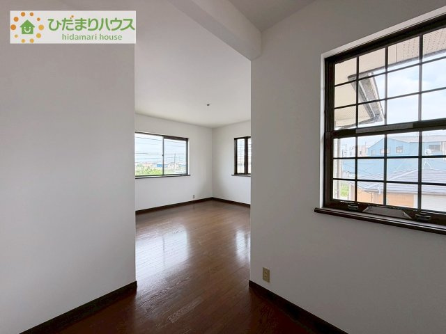 広めの主寝室は、ベッドの他にもパソコンデスクやドレッサーなども置けちゃいます(*^-^*)