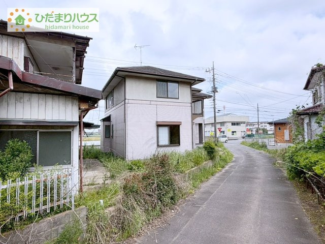 白を基調とした明るい印象を受ける外観です！