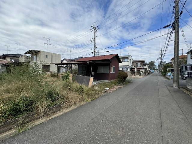 東側前面道路。5.3ｍ幅になります。北側からですと物件へのアクセスが良いです。