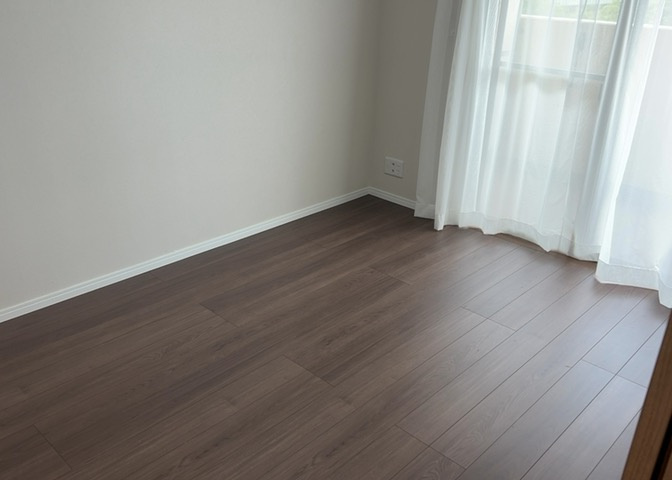洋室のメリットは重い家具が置きやすく、身の回りが整理しやすいことです。　床がフローリングのため畳とは異なり凹みにくいです。　クローゼットなど収納が豊富で、普段使わない旅行カバンや服の整頓も簡単にです。