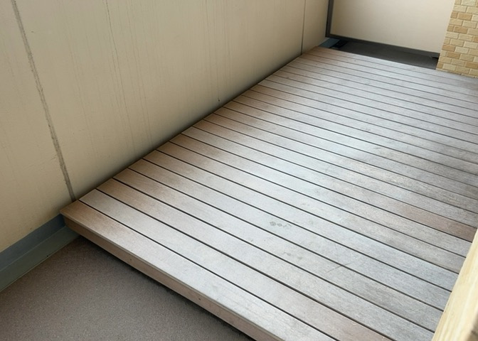 バルコニーは、室外の専用スペースのうち、「屋根がなく開放された空間」であるものを指します。ベランダより広いタイプのものが多く、日当たりもよいため家庭菜園などを楽しみたい人にとって適した環境となります。