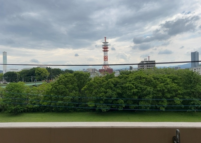 眺望の良さを楽しめるダイニングキッチンで家族団らんの時間を過ごしてはいかがでしょうか。バルコニーから見える景色を家族で眺める時間は、時間が経つのを忘れてしまいそうですね。是非、現地を見に行きましょう！