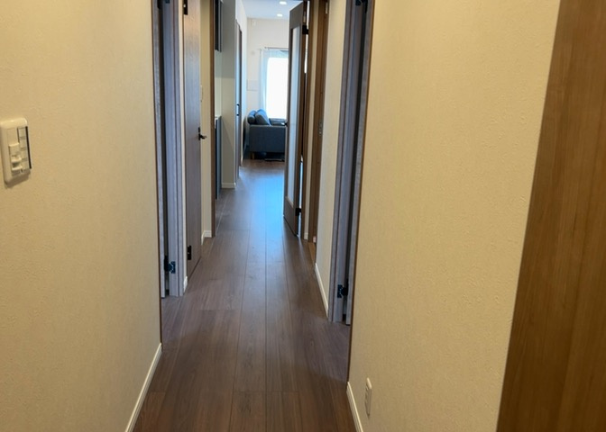 玄関は家の顔でもあり、家族以外の目にも止まる場所です。玄関は外との間を仕切る扉、靴などをしまっておく収納スペース、靴脱ぎのたたきスペース、来客とのやり取りをするドアホンなど複数のアイテムからなります。